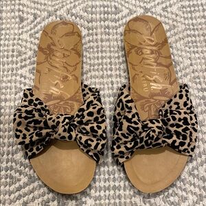 Blowfish 9.5 Leopard Bow Sandals